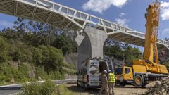 Instalan dos nuevas pasarelas en la senda ciclista entre O Milladoiro y la intermodal de Santiago