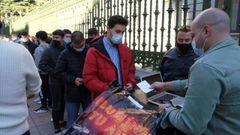 J�venes hacen cola a la entrada de la Presidencia del Principado para la devoluci�n dinero entradas vendidas de las fiestas de Nochevieja, este jueves, en Oviedo