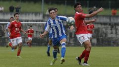 Kevin trata de alcanzar un bal�n en un partido con el juvenil B del Deportivo en Abegondo