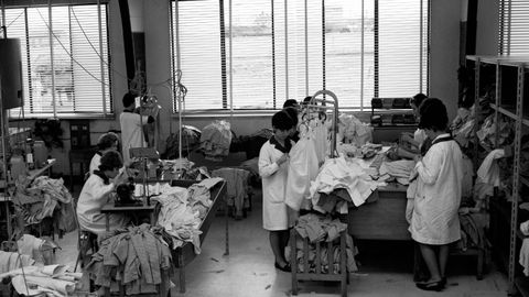 Trabajadoras en la f�brica de camisas SIMCO