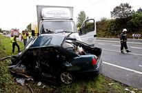 Miembros del Grumir de Arz�a participan en un accidente mortal ocurrido en octubre.