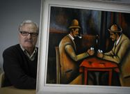 Sindo Caram�s muestra uno de sus cuadros