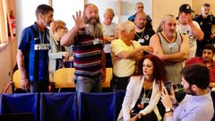 Los acampados de la Praza do Rei increpan a Caballero en el pleno
