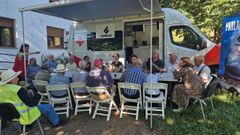 Durante estas visitas con la cmper, el equipo de Cruz Roja realiza con los participantes actividades como juegos de mesa y cartas para fomentar la actividad mental.