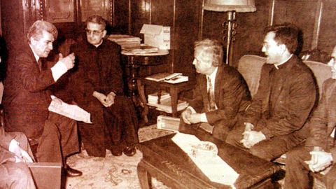 Los vecinos se reunieron en un par de ocasiones con el obispo Diéguez Reboredo (en la imagen en una reunión con Vázquez Portomeñe)