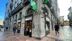 Exterior de la farmacia Migoya, que abri� el abuelo de la actual titular en 1940.