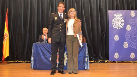 El jefe de la comisar�a, Jos� Ram�n Fern�ndez, entrega una distinci�n oficial a Mari Somoza, la trabajadora de limpieza del edificio policial 