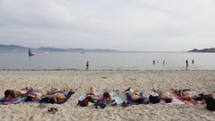 Ba�istas ayer en la playa de Silgar, en un d�a en el que el term�metro roz� los 27 grados.