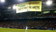 Protesta de Greenpeace durante el Basilea-Schalke