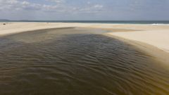 Agua estancada y verde en la laguna de Baldaio, afectada por el cierre del canal tras un taponamiento con arena