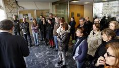 El alcalde -de espaldas- ley� un escrito de apoyo a los preferentistas al inicio de la concentraci�n.