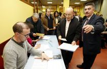 Andr�s Condide, a la derecha, durante un proceso electoral en la asociaci�n hostelera. 