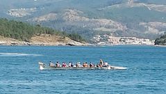 Los remeros de la Esteirana, en el momento en que regresan a la costa con las tres chicas rescatadas a bordo