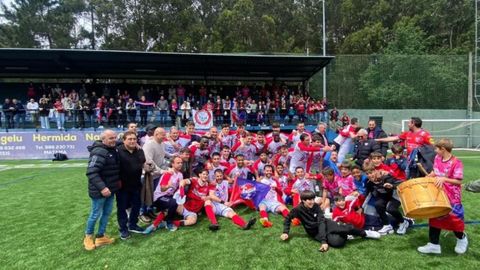 El CD Barco celebró el ascenso a Tercera RFEF con los aficionados desplazados al campo de Peneda da Moo (Vigo), del Atlántida Matamá.