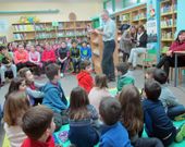 A pesar de su corta edad, los ni�os prestaron mucha atenci�n durante la charla de �ngel Carracedo. 