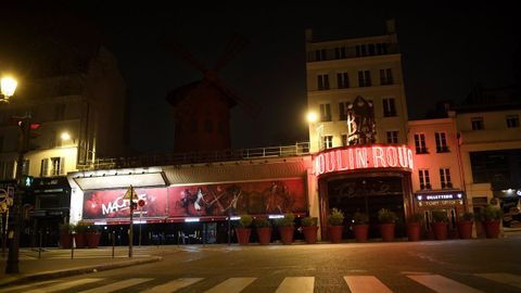 El famoso cabaret parisino Moulin Rouge, situado en el barrio rojo de Pigalle, cerrado por la crisis sanitaria 