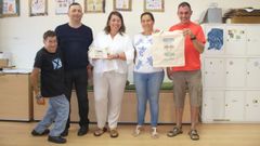 Usuarios de la asociacin Nuestra Seora de Chamorro con la concejala Alma Barrn, en Ares