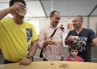 Las primeras botellas de tinto se descorcharon ayer en el recinto de la fiesta. 