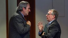 El consejero de Sanidad de Asturias, Francisco del Busto (d) y el diputado del PP. Carlos Jos� Su�rez, conversan en los pasillos de la Junta 