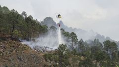 Imagen de archivo de un helicptero trabajando en la extincin de un incendio