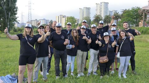 La pandilla de la comisin de fiestas con las emblemticas torres de Caranza al fondo