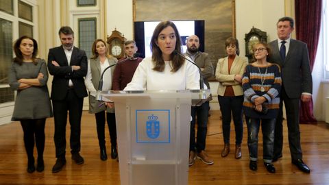 La alcaldesa, Ins Rey, el 12 de marzo del 2020, cuando anunci medidas de urgencia contra la pandemia del coronavirus. Estuvo acompaada de los concejales de su gobierno, de izquierda a derecha: Yoya Neira (Servicios Sociales), Juan Daz Villoslada (Urbanismo), Diana Sobral (Comercio y Barrios), el director de Seguridad Ciudadana, Carlos Tourin; Jos Manuel Lage (portavoz del gobierno local y edil de Facenda), Eva Martnez (Empleo, hoy fuera del ejecutivo local), Esther Fontn (Medio Ambiente) y Juan Ignacio Borrego (Turismo y Seguridad)