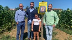 De izquierda a derecha, el concejal Jes�s Abad, Manuel �lvarez con su hija Lenna y el alcalde de Siero, �ngel Garc�a, en la plantaci�n de la que sale la mejor faba de Asturias