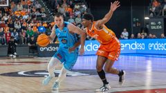 El breoganista Aleksandar Aranitovic sube un ataque presionado por el jugador local Kameron Taylor.