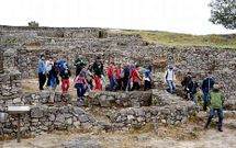 Alumnos del colegio de Mende de visita en el parque arqueol�xico de San Cibrao de L�s. 