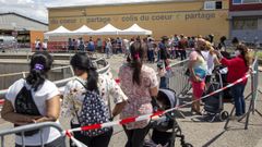 Cola en Carouge (Ginebra) para recibir bolsas de alimentos, debido a las necesidades que han aparecido tras la crisis en determinados grupos de trabajadores