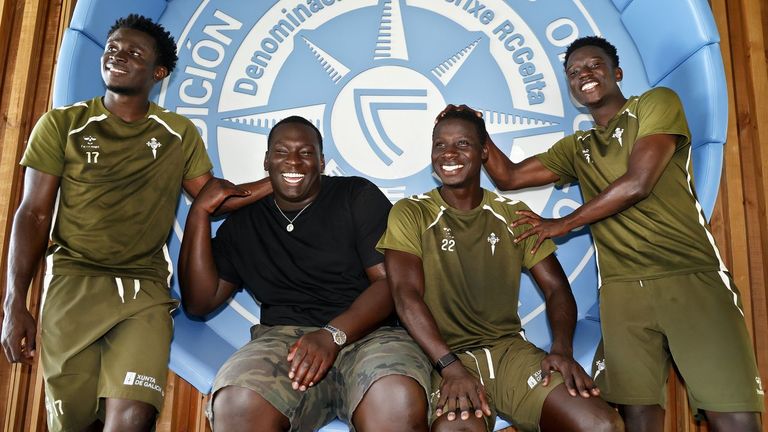 Khadim, con Somuah, Ndiaye y Kibet, despu�s del entrenamiento de este mi�rcoles del Celta Fortuna en la Cidade Deportiva Afouteza, en Mos.