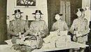 Guardias Civiles con parte del dinero recuperado del asalto al Banco de Espa�a de Oviedo en 1934. En total solo se encontr� el 30% de los 14,5 millones de pesetas que se llevaron los revolucionarios
