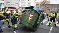 Protesta de Ence: sentadas en rotondas y lanzamiento de papel higi�nico a la Subdelegaci�n del Gobierno