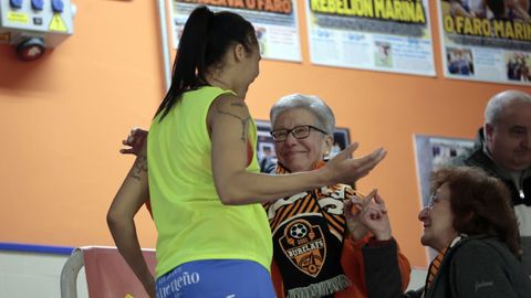 La exburelista Cami se dispone a abrazar a Salom� en presencia de Ux�a, hija de esta �ltima, tras el partido del s�bado entre el Reyco Burela y el Alcantarilla, actual club de la brasile�a. 