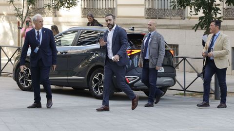 El comisionista imputado V&iacute;ctor de Aldama (c) llega a la Audiencia Nacional para prestar declaraci&oacute;n ante el juez Ismael Moreno, que instruye varias piezas del caso Koldo, en relaci&oacute;n a los contratos de compra de mascarillas y test PCR suscritos por los gobiernos de Canarias y Baleares en plena pandemia del covid-19