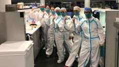 Personal del Hospital del Mar de Barcelona, con las mascarillas confeccionadas por vecinos de Cedeira y remitidas desde el Concello