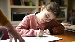 Una ni�a gallega estudia en su casa, tras el cierre de los colegios el 16 de marzo