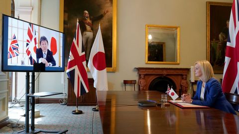 La ministra de Comercio Internacional, Lizz Truss habla con el ministro de Exteriores nip�n, Toshimitsu Motegi