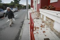 Protecci�n Civil retir� tejas sueltas de una casa en Carril. 