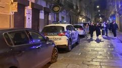 Coches patrulla aparcados el s�bado por la noche en la calle Magdalena.