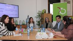 Gabriel Al�n visit� la sede de Apes donde mantuvo una reuni�n con las responsables de la entidad