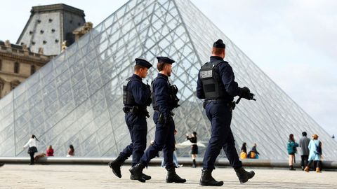Un patrulla policial vigila las inmediaciones del Museo del Louvre.
