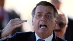 Bolsonaro, durante el tenso encuentro con la prensa  ante el palacio de la Alvorada, su residencia oficial 
