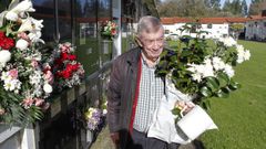 Jos� Calvo, junto al sepelio de sus hijas y su nieto, acudi� en el d�a de Todos los Santos a Catabois para rendir tributo a los suyos, como hace habitualmente.