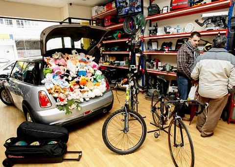 En la imagen, un mini que fue empe�ado con el maletero lleno de mu�ecos.