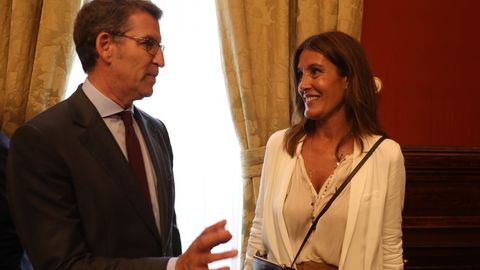 El presidente de la Xunta, Alberto Núñez Feijoo, y su pareja Eva Cárdenas, durante la recepción ofrecida por el alcalde de Santiago en el pazo de Raxoi