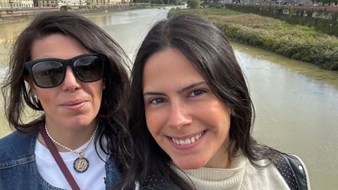 Las dos hermanas, Marian y B�rbara, con medallas de San Antonio dise�adas por ellas y fabricadas de forma artesanal