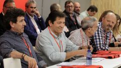  El presidente de Asturias y presidente de la Comisi�n Gestora del PSOE, Javier Fern�ndez (2-i), que renunci� a presentarse a la reelecci�n como secretario general de los socialistas asturianos en el congreso que se celebrar� despu�s de este verano, al inicio del Congreso extraordinario de la Federaci�n Socialista Asturiana