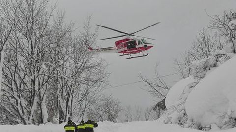 Trabajo de los equipos de rescate. 