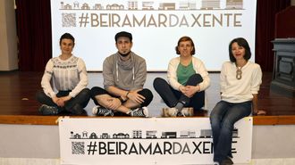 Sarai Gonz&aacute;lez, David Amoedo, Eva Rodr&iacute;guez y Mari&ntilde;a L&oacute;pez forman parte del equipo redactor BIC como miembros de las asociaciones y colectivos que conforman Beiramar Da Xente. En la imagen, antes de dar una charla en el IES Santa Irene.  